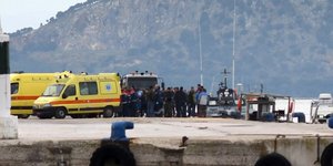 Ασθενοφόρα και άνδρες του Λιμενικού στους Παξούς για να παραλάβουν τους διασωθέντες του ναυαγίου