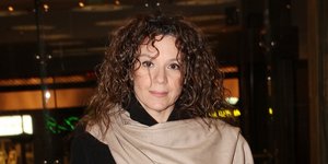 Η Πέγκυ Τρικαλιώτη με μαύρο παλτό και πασμίνα