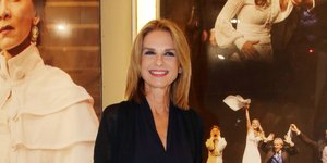 H Πέγκυ Σταθακοπούλου με μαύρο φόρεμα και μποτάκια