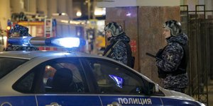 Περιπολικό της αστυνομίας και άνδρες της ασφάλειας της Ρωσίας στη Μόσχα