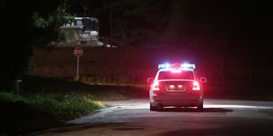 Περιπολικό με αναμμένη σειρήνα τη νύχτα σε δρόμο