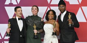 Οι περσινοί νικητές των Οσκαρ με τα βραβεία στο χέρι