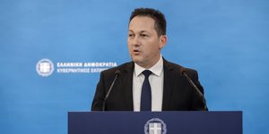 Ο Στέλιος Πέτσας στην ενημέρωση των πολιτικών συντακτών