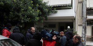 Εξω από το σπίτι της τραγωδίας στην Πεύκη