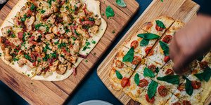 Πίτσα σε ξύλινη επιφάνεια