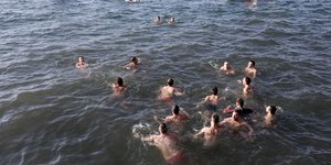 Πιστοί έπεσαν να πιάσουν τον σταυρό στη Θεσσαλονίκη