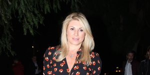 Η Χριστίνα Πολίτη με μαύρη φούστα και φλοράλ πουκάμισο