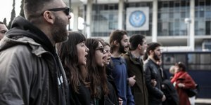 Διαδηλωτές στο αντιπολεμικό συλλαλητήριο έξω από την αμερικανική πρεσβεία