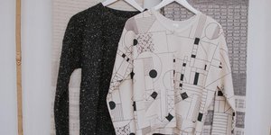 Πουλόβερ στην κρεμάστρα, λευκό και μαύρο