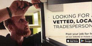 Αφίσα που δείχνει κοκκινομάλλη να βιδώνει μια βίδα