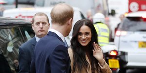 Ο πρίγκιπας Χάρι, πλάτη, με την Μέγκαν Μαρκλ με καμηλό παλτό