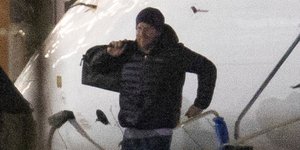 Ο πρίγκιπας Χάρι κατεβαίνει από το αεροπλάνο στον Καναδά