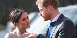 Η Μέγκαν Μαρκλ κοιτάζει με βλέμμα λατρείας τον πρίγκιπα Χάρι
