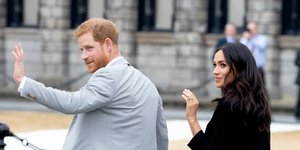 Πρίγκιπας Χάρι και Μέγκαν Μαρκλ χαιρετούν τον κόσμο