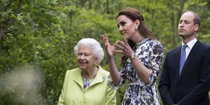 H βασίλισσα Ελισάβετ με την Κέιτ Μίντλετον και τον πρίγκιπα Γουλίαμ