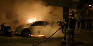 Πυροσβέστες σβήνουν φωτιά σε αυτοκίνητο