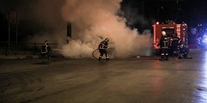 Πυροσβέστες σβήνουν φλόγες από αυτοκίνητο