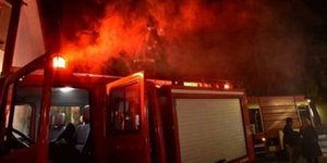 Οχημα πυροσβεστικής μπροστά σε σπίτι με καπνούς