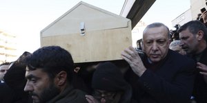Κουβάλησε το φέρετρο θύματος του σεισμού ο Τούρκος Πρόεδρος Ερντογάν