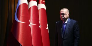 Ο Ρετζέπ Ταγίπ Ερντογάν δίπλα σε τουρκικές σημαίες