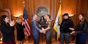 Ο Ρικ Ουέλτς παντρεύτηκε τον σύντροφό του σε δημαρχείο 