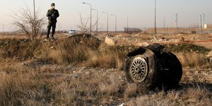 Στρατιωτικός κρατά σημειώσεις κοντά σε ρόδα αεροπλάνου