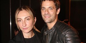 Η Ρούλα Ρέβη και ο Αποστόλης Τότσικας με δερμάτινο μπουφάν