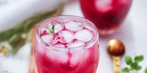 Ποτό με ρόδι και παγάκια 