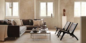 Καναπές τραπεζάκι και καρέκλες σε σαλόνι