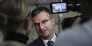 Ο πρωθυπουργός, Μάριαν Σάρετς που υπέβαλε την παραίτησή του