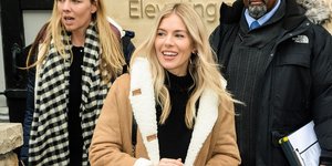 Η Σιένα Μίλερ με παλτό Mango και μαύρο ζιβάγκο