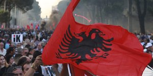 Σημαία της Αλβανίας κατά τη διάρκεια διαδήλωσης