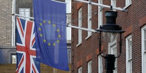 Σημαίες της Μεγάλης Βρετανίας και της ΕΕ σε κτίριο στο Λονδίνο λίγο πριν το Brexit