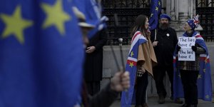 Σημαίες της ΕΕ στα χέρια ανθρώπων