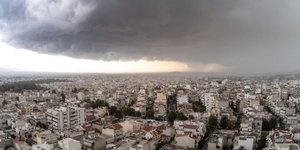 Σύννεφα πάνω από το λεκανοπέδιο της Αττικής, σε ένα βροχερό σκηνικό του καιρού