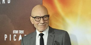 Ο Βρετανός ηθοποιός Σερ Πάτρικ Στιούαρτ με γκρι κοστούμι