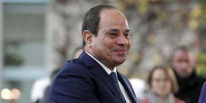 Ο Αιγύπτιος πρόεδρος Αλ Σίσι με μπλε σακάκι και μπλε γραβάτα