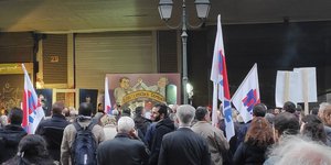 Με σκίτσο του νυν και του πρώην υπουργού εργασίας στηλιτεύουν οι διαδηλωτές το νέο ασφαλιστικό