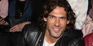 Ο Γιάννης Σπαλιάρας με δερμάτινο τζάκετ