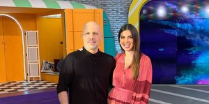 Ο Νίκος Μουτσινάς με καλεσμένη τη Σταματίνα Τσιμτσιλή