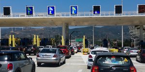 Αυτοκίνητα στην ουρά μπροστά από σταθμό διοδίων