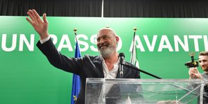 Ο Στέφανο Μπονατσίνι χαιρετά κόσμο σε ομιλία