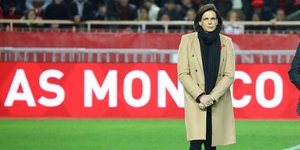 Η πριγκίπισσα Στεφανί με μπεζ παλτό