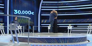 Η Μαρία Μπεκατώρου αγκαλιάζει τον παίκτη που κέρδισε τα 30.000 ευρώ στο Stil Standing