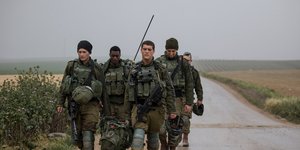 Ισραηλινοί στρατιώτες περπατούν