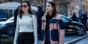 γυναίκες περπατούν με παλτό και πουλόβερ στην εβδομάδα μόδας