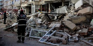 Σεισμός στην Τουρκία: Μάχη με τον χρόνο για τους εγκλωβισμένους 