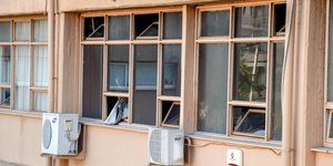 Εικόνα από το εξωτερικό σχολείου με ανοιχτά παράθυρα και μονάδες κλιματιστικών