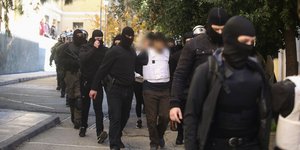 Μεταγωγή στον ανακριτή των 3 συλληφθέντων από την αστυνομική επιχείρηση στην Αγία Παρασκευή