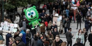 Η πλατεία Συντάγματος γεμάτη κόσμο 